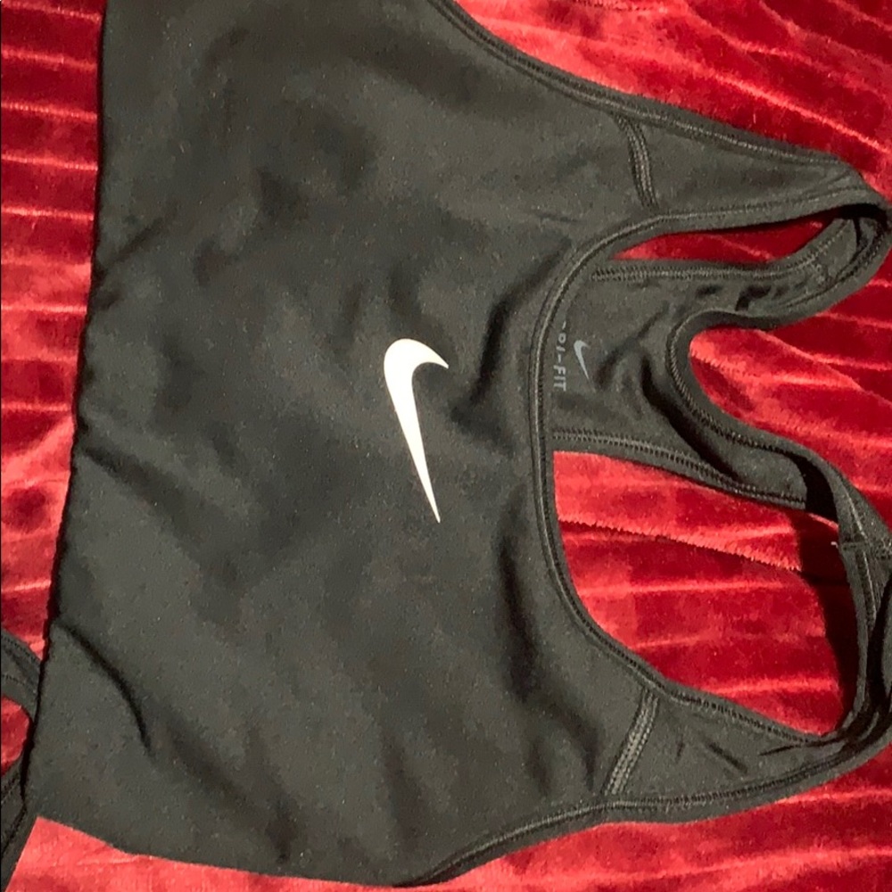 Selling 6 sports bras in perfect condition. - Picture 7 of 8